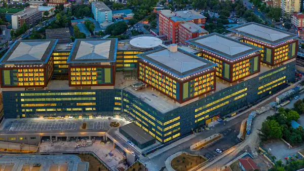 Göztepe Şehir Hastanesi’nde asansör krizi: Kanser hastası 45 dakika mahsur kaldı!