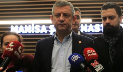 Gözyaşlarını tutamadı… Özgür Özel’den, Gülşah Durbay’ın ailesine ziyaret: ‘Kendi evladımı kaybetmiş gibiyim…’