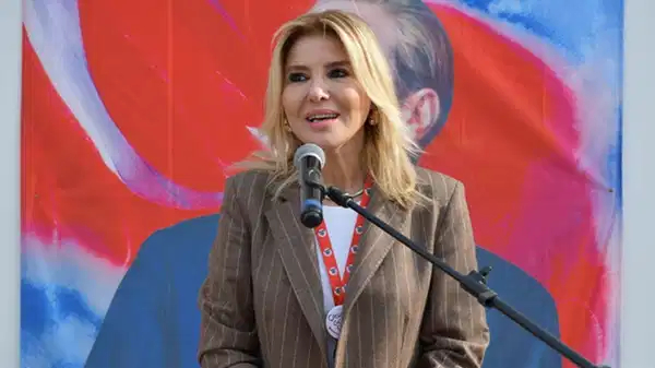 Gülben Ergen’den ‘başörtülü kadının elini tutmadı’ iddiasına yanıt