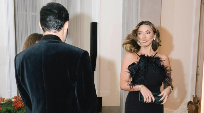Hadise merdivenlerde poz verdi! Sırtındaki dövmeye yorum yağdı