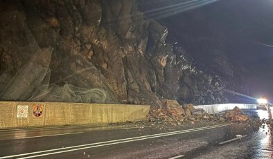 Hakkari’de yağmur sonrası heyelan oluştu: Dev kayalar yola savruldu!