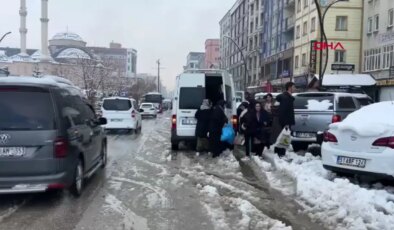 Hakkari’yi kış vurdu: 13 köy ve 30 mezra yolu kardan kapandı