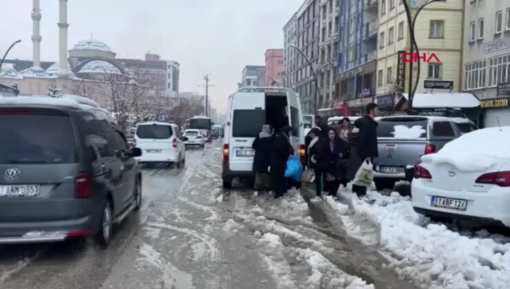 Hakkari’yi kış vurdu: 13 köy ve 30 mezra yolu kardan kapandı