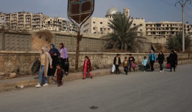 Halep’te PKK/YPG kontrolündeki mahallelerde siviller evlerini terk ediyor
