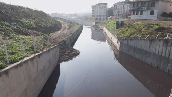 Haramidere’nin rengi kırmızıya döndü: Mahalleli kokuya isyan etti!