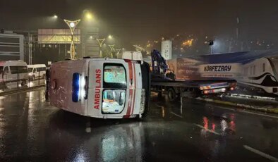 Hasta taşıyan ambulans devrildi: Çok sayıda yaralı var