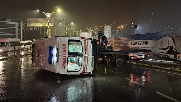 Hasta taşıyan ambulans devrildi: Çok sayıda yaralı var