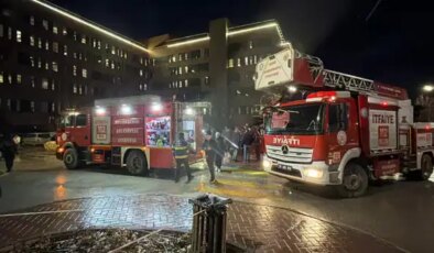 Hastane otoparkında yangın paniği: 2 otomobil kullanılamaz hale geldi!