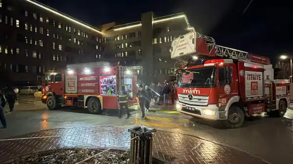 Hastane otoparkında yangın paniği: 2 otomobil kullanılamaz hale geldi!