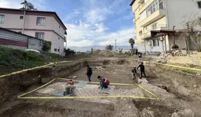 Hatay’da enkaz altından Geç Antik Çağ’a ait Grekçe yazıtlı mozaik çıktı