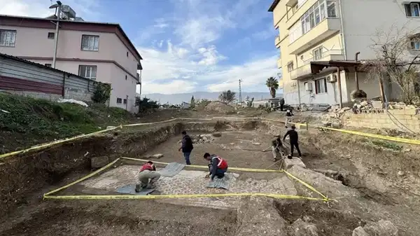 Hatay’da enkaz altından Geç Antik Çağ’a ait Grekçe yazıtlı mozaik çıktı