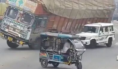 Hindistan’da üzerine kamyon devrilen cipin sürücüsü öldü