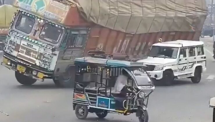 Hindistan’da üzerine kamyon devrilen cipin sürücüsü öldü