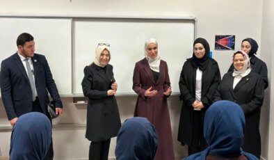 HTŞ yönetimi lideri Şara’nın eşi Kadıköy Anadolu İmam Hatip Lisesi’ni ziyaret etti