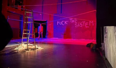 İçerde Polis Var: Bir Erkekliğin Nöbet Defteri