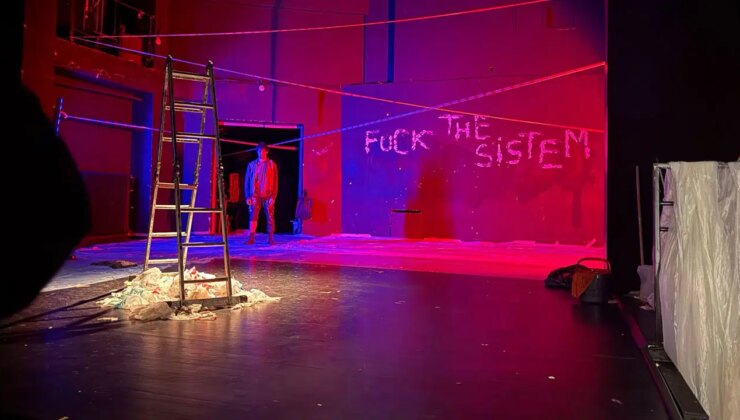 İçerde Polis Var: Bir Erkekliğin Nöbet Defteri