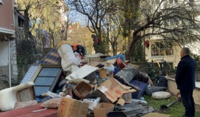 İhbar ekipleri harekete geçirdi: Karabük’te bir evden 10 kamyon çöp çıkarıldı
