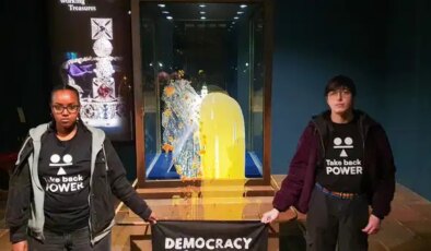 İngiltere’de kraliyet tacına muhallebi fırlatıldı