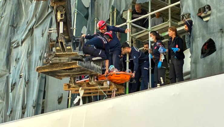 İnşaatın 5’inci katından 2’nci kata düşen işçi, iş makinesiyle indirildi