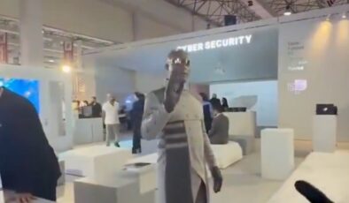 İran’daki teknoloji fuarında robot kılığına girmiş insanlar gösteri yaptı
