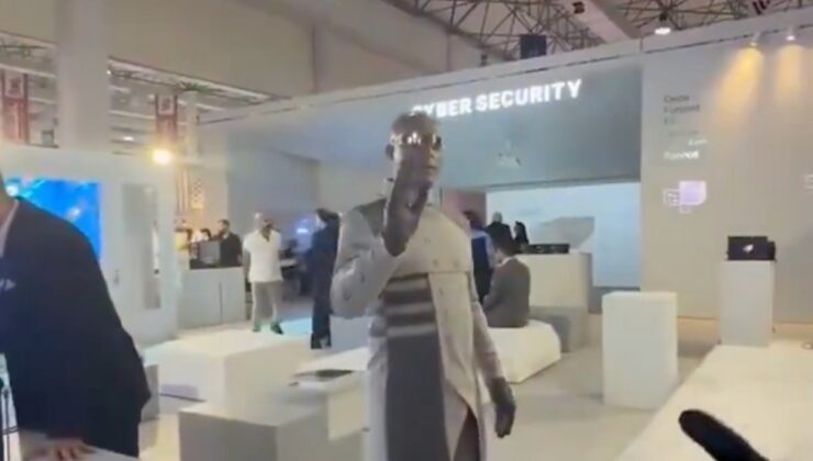İran’daki teknoloji fuarında robot kılığına girmiş insanlar gösteri yaptı