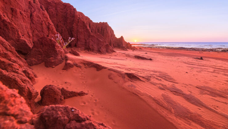 İran’ın Kızıl Plaj’ının yağmurdaki görüntüleri ilgi çekti