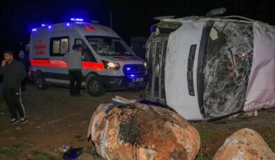 İşçileri taşıyan servis minibüsü devrildi: 16 yaralı