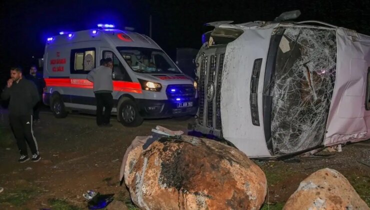 İşçileri taşıyan servis minibüsü devrildi: 16 yaralı