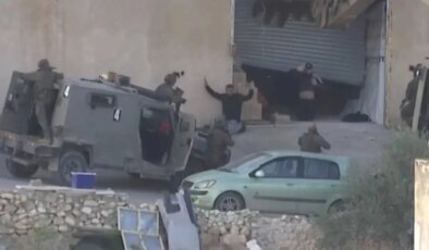 İsrail askerleri, ellerini havaya kaldırarak dışarıya çıkan 2 Filistinliyi infaz etti!