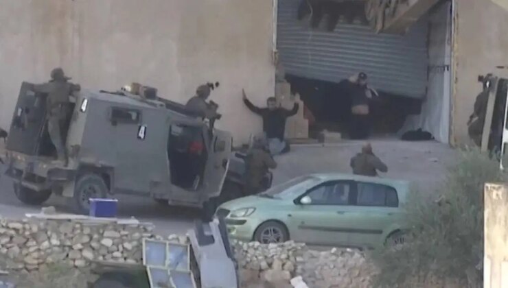 İsrail askerleri, ellerini havaya kaldırarak dışarıya çıkan 2 Filistinliyi infaz etti!