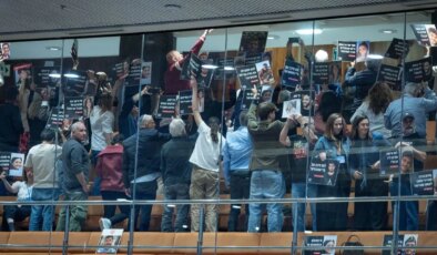 İsrail Meclisi’nde 7 Ekim krizi: Oylama protestoyla bölündü