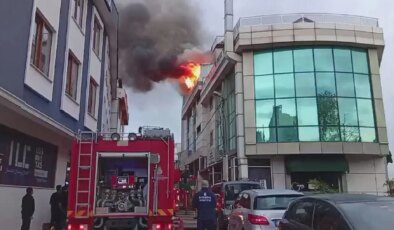 İstanbul Ataşehir’de otel yangını… Çatı katı alevlere teslim oldu!