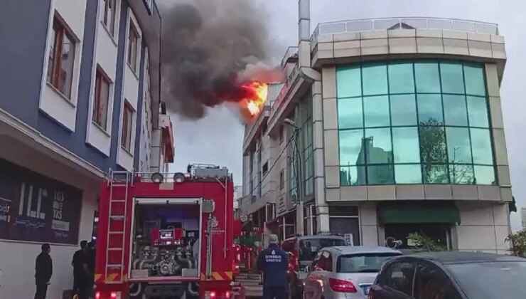 İstanbul Ataşehir’de otel yangını… Çatı katı alevlere teslim oldu!