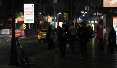 İstanbul Beşiktaş’ta el fenerli, gaz lambalı ‘zifiri karanlık’ protestosu: ‘Bu saatte işe gitmek insanların motivasyonunu bozuyor’