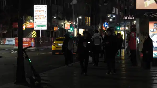 İstanbul Beşiktaş’ta el fenerli, gaz lambalı ‘zifiri karanlık’ protestosu: ‘Bu saatte işe gitmek insanların motivasyonunu bozuyor’