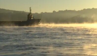 İstanbul Boğazı’nda denizden buhar yükseldi