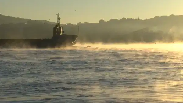 İstanbul Boğazı’nda denizden buhar yükseldi