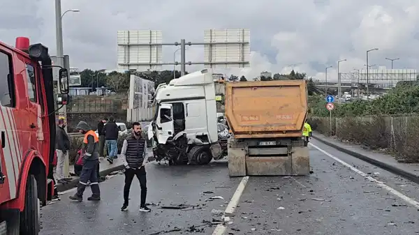 İstanbul Sancaktepe’de feci kaza: Hafriyat kamyonuna çarpan sürücü can verdi