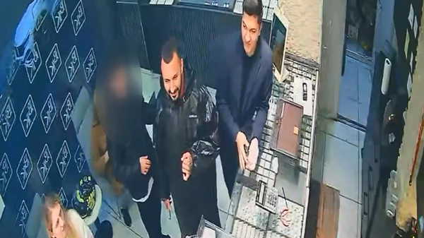 İstanbul Sarıyer’de bir garip olay… Eşinin altınlarını ‘kumar borcu’ için bozdurdu; kuaförde tıraş olurken yakalandı!