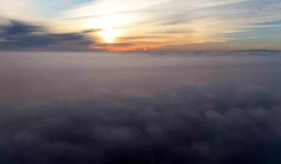 İstanbul sisle kaplandı, bulutların üstünde kartpostallık manzaraları görüntüledi