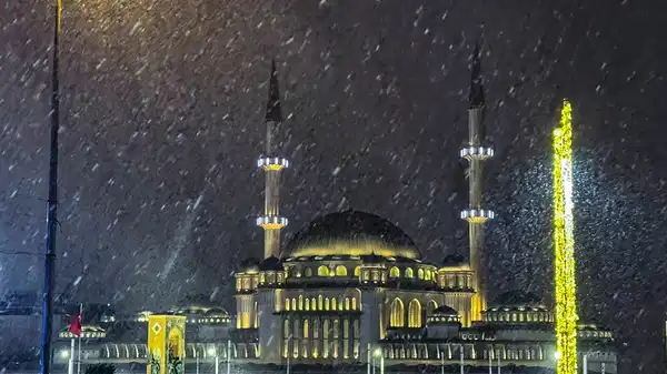 İstanbul’da beklenen kar yağışı başladı… İstanbul Valisi Gül’den açıklama: Okullar tatil olacak mı?