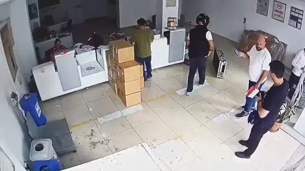 İstanbul’da bir garip hırsızlık! Kendini ‘kargo çalışanı’ olarak tanıtıp teslimat kodu istedi, şubeden paketleri alırken yakalandı!