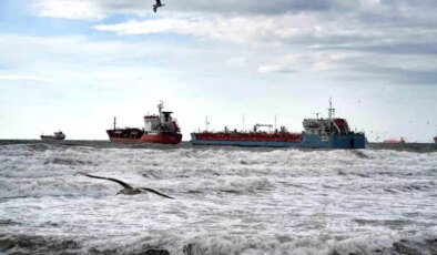 İstanbul’da birbirine temas eden tankerlerden biri kurtarıldı