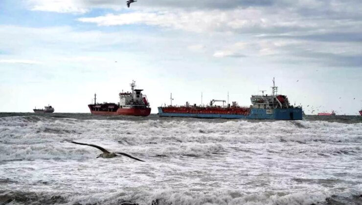 İstanbul’da birbirine temas eden tankerlerden biri kurtarıldı