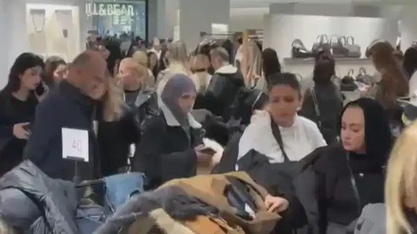 İstanbul’da ‘Black Friday’ yoğunluğu: İndirim için mağazalara akın ettiler