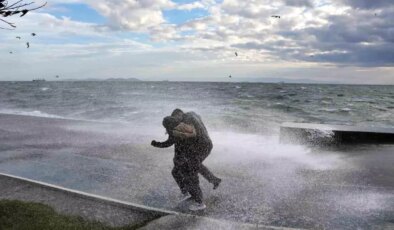 İstanbul’da dev dalgalara aldırış etmeden fotoğraf çekildiler