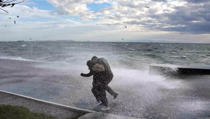 İstanbul’da dev dalgalara aldırış etmeden fotoğraf çekildiler
