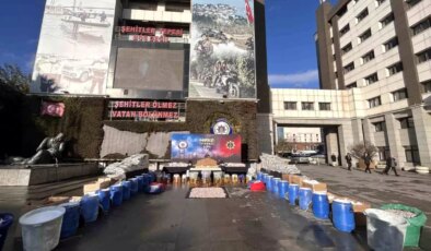 İstanbul’da ele geçirilen 1 ton 144 kilo uyuşturucu emniyette sergilendi