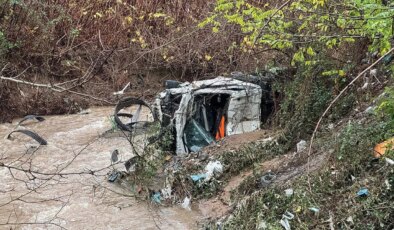 İstanbul’da kuvvetli yağış… Sarıyer’de yol çöktü: Pikap ile kamyonet dereye düştü!