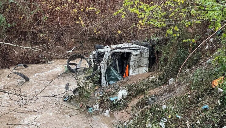 İstanbul’da kuvvetli yağış… Sarıyer’de yol çöktü: Pikap ile kamyonet dereye düştü!